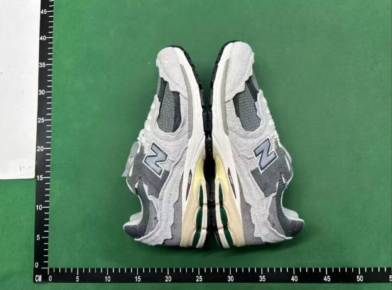 M  Batch  New Balance - 2002R  -1